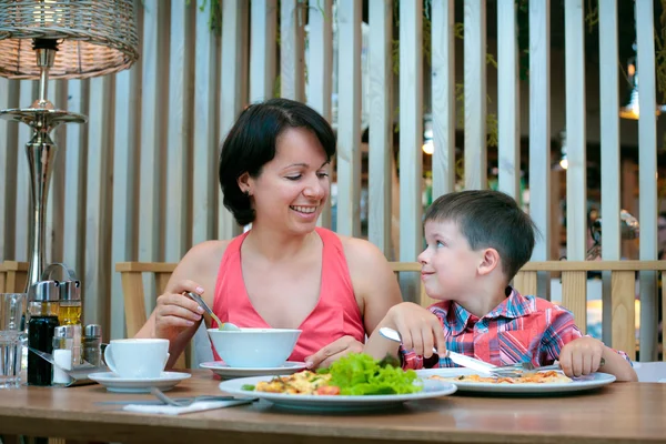 Мать и сын обедают вместе в торговом центре Лицензионные Стоковые Изображения