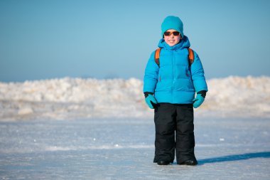 Kış Plajı'nda açık havada tatlı küçük çocuk