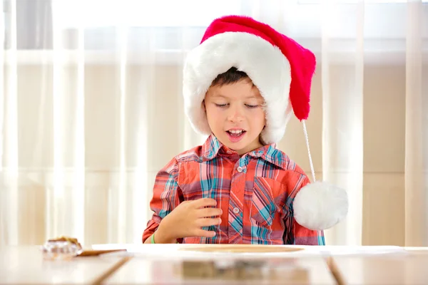 Kleiner Junge bereitet sich auf Plätzchenbacken vor — Stockfoto