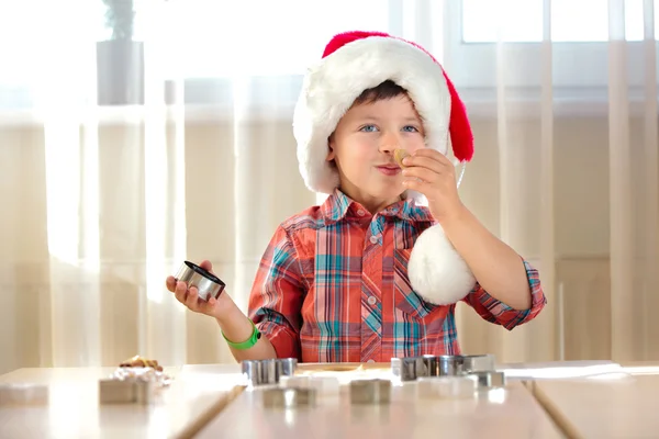Kleiner Junge backt Weihnachtsplätzchen — Stockfoto