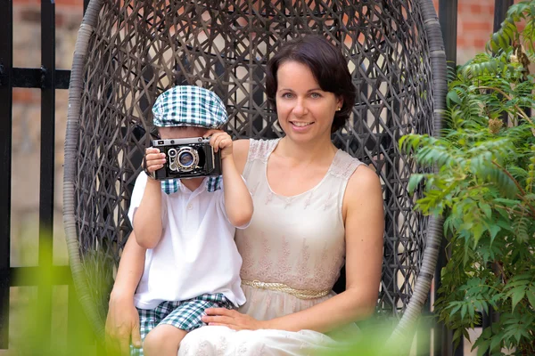 Mamma och hennes lille son med retro kamera — Stockfoto