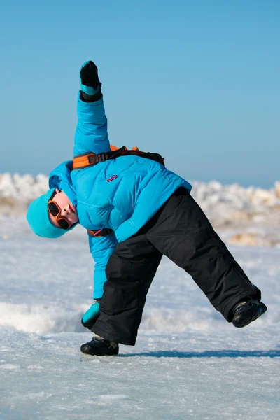 추운 겨울 날에 재미 귀여운 소년 — 스톡 사진