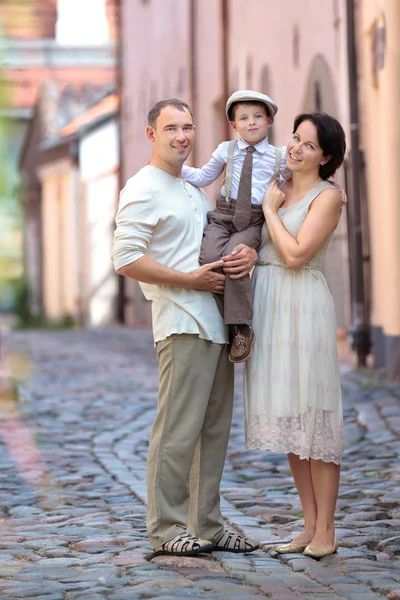 Familia joven de tres en la calle de la ciudad —  Fotos de Stock