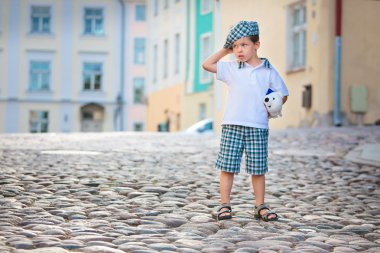 şehirde bir şirin küçük ihtiyar açık havada portresi