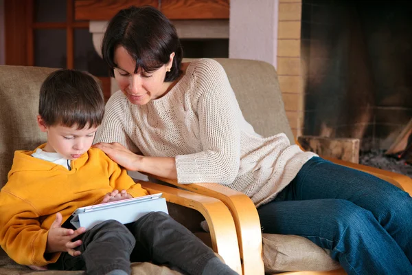 Mor och son spelar på digital TabletPC — Stockfoto