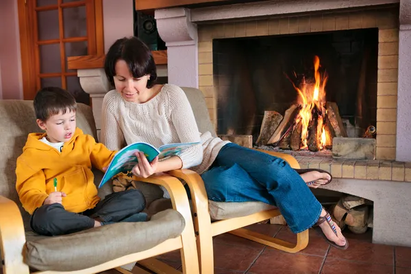 Mor och son läser en bok — Stockfoto