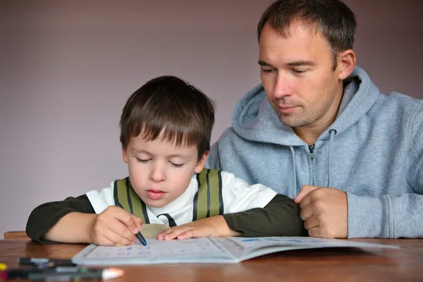 Pai ajudando filho fazendo lição de casa — Fotografia de Stock