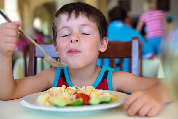 Lindo niño disfrutando de la comida —  Fotos de Stock