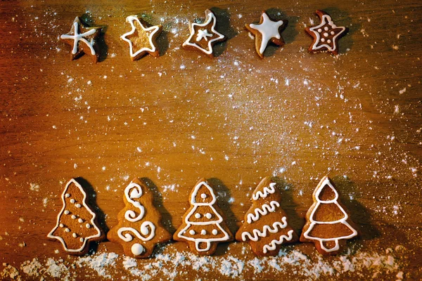 Hausgemachte Weihnachtsplätzchen mit Dekoration — Stockfoto