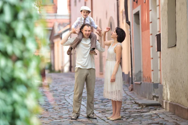 Happy young family in city street — Stock Photo, Image