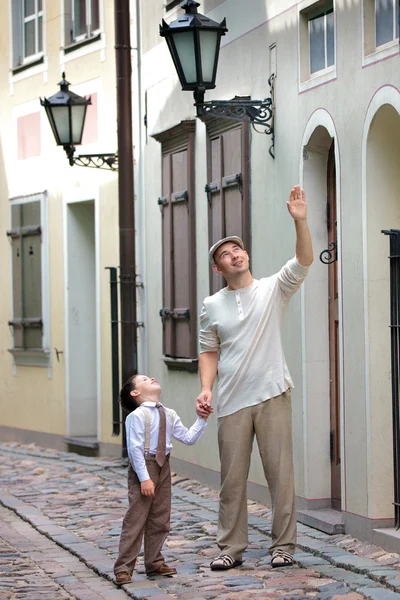 Отец и сын гуляют по городу — стоковое фото