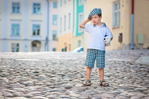 Porträtt av en söt liten pojke utomhus i city — Stockfoto