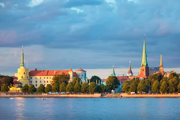 Vista del Castillo de Riga, Catedral, Iglesia de San Pedro — Foto de Stock