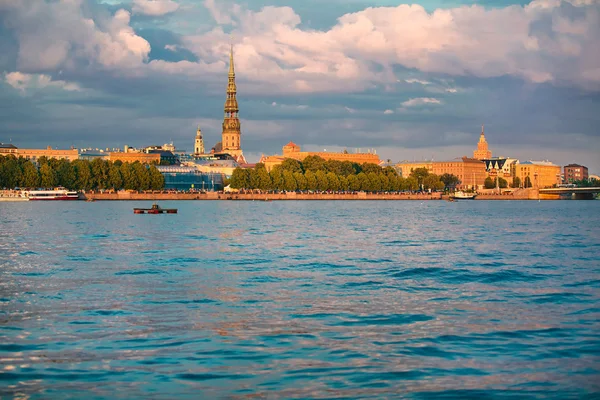 Riga eski şehir panoraması — Stok fotoğraf