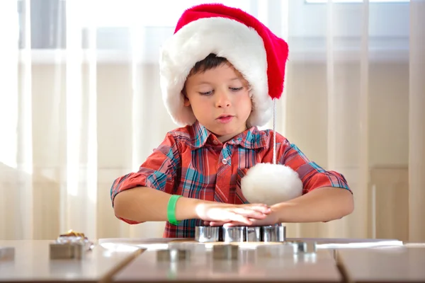 Schattige jongen te helpen op keuken met koekjes bakken — Stockfoto