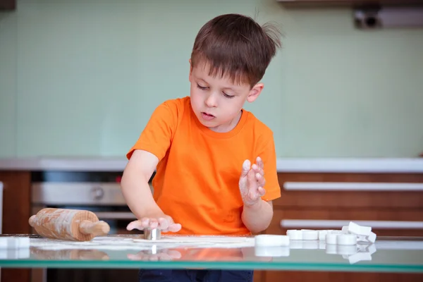 Schattige jongen te helpen op keuken met koekjes bakken — Stockfoto