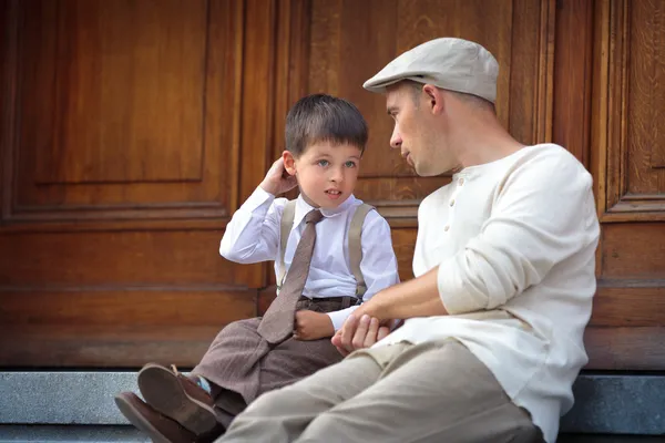 Happy father and son relaxing outdoors in city — Stock Photo, Image