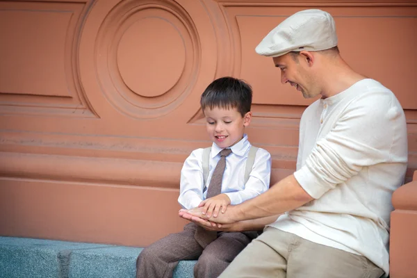 Père heureux et petit fils s'amusent en ville — Photo