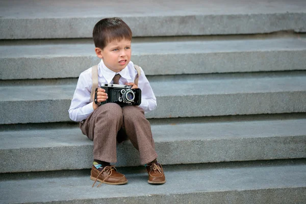 Χαριτωμένο μικρό αγόρι με ρετρό κάμερα σε εξωτερικούς χώρους — Φωτογραφία Αρχείου