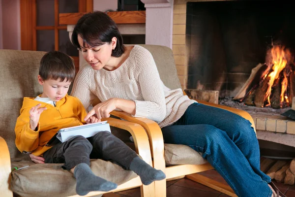 Mãe e filho brincando no tablet digital PC — Fotografia de Stock