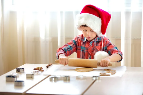 Liten pojke med rullande stift bakning och att ha kul — Stockfoto