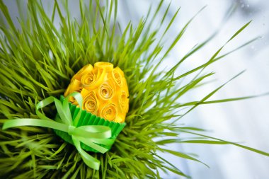 Paskalya yumurtası çim dekore edilmiş