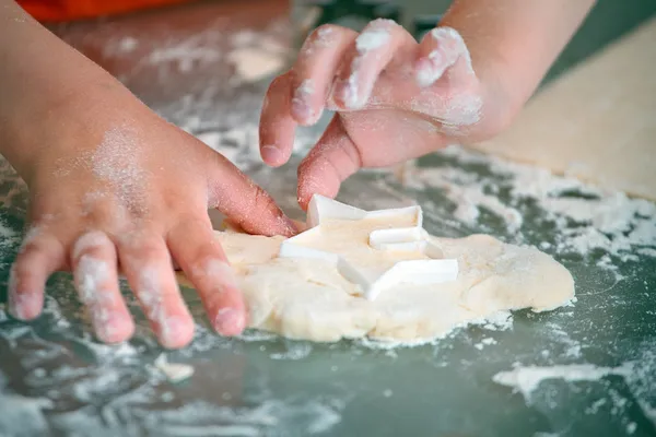 Primo piano dei biscotti di cottura dei bambini — Foto Stock