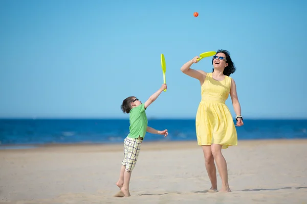 Jeune mère et son fils jouant sur la plage — Photo