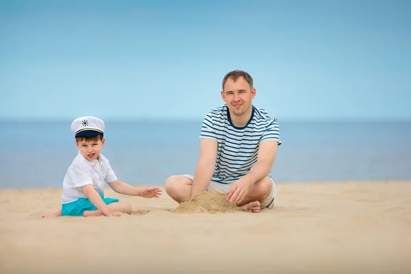 Молодой отец и сын играют на пляже — стоковое фото