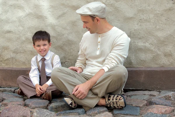 Young father and son outdoors in city — Stock Photo, Image