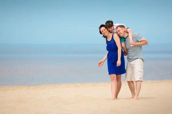 Familj på tre som har kul på tropisk strand — Stockfoto