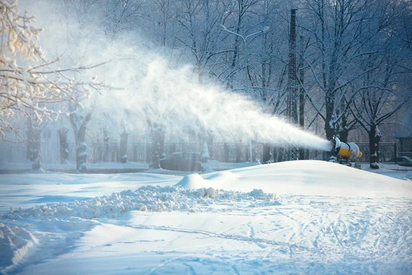 工作雪加农炮 — 图库照片