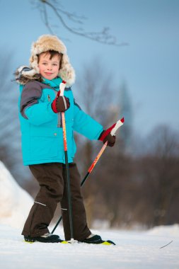 portre sevimli küçük çocuk Kayak üzerinde çapraz