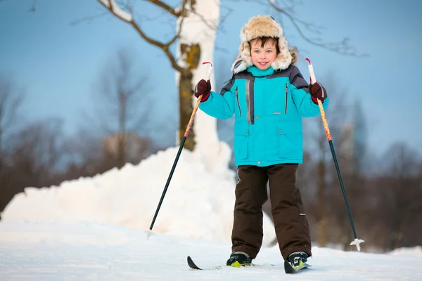 Glad liten pojke skidåkning på korset — Stockfoto