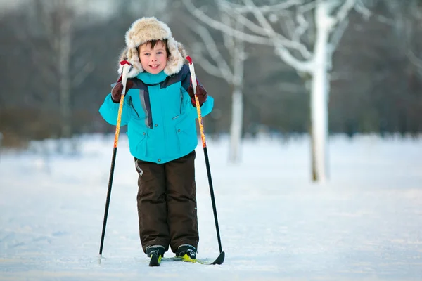 Schattig vijf jaar oude jongen skiën op Kruis — Stockfoto