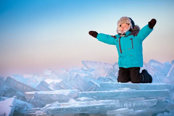 Carino bambino sulla spiaggia invernale — Foto Stock