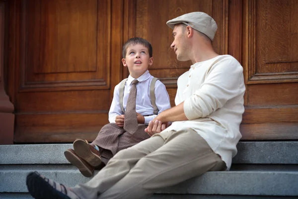 Glücklicher Vater und Sohn beim Ausruhen im Freien in der Stadt — Stockfoto