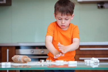 küçük çocuk kurabiye pişirme ile yardım