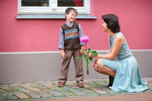 Glücklicher kleiner Junge spricht mit seiner Mutter im Freien — Stockfoto