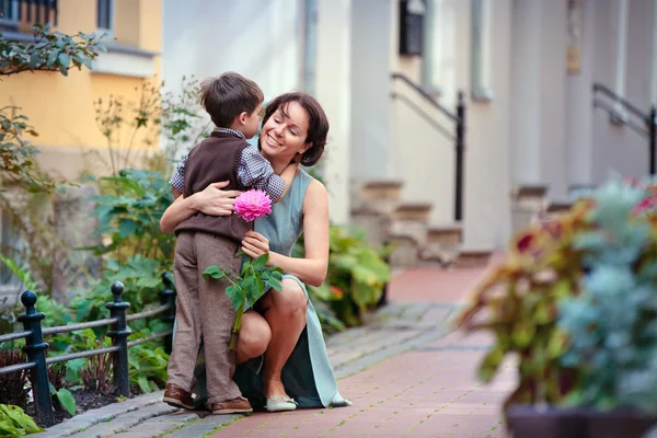 Küçük çocuk annesine çiçek vererek — Stok fotoğraf