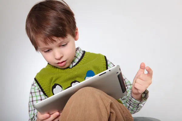 Симпатичный мальчик с планшетным компьютером — стоковое фото