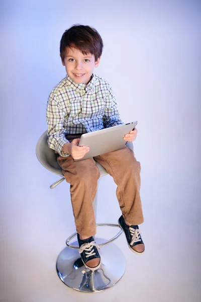 Glad liten pojke med en TabletPC — Stockfoto