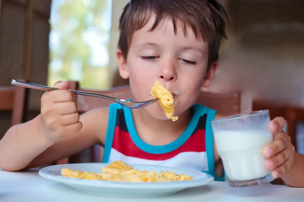 Милий маленький хлопчик смачно поснідав — стокове фото