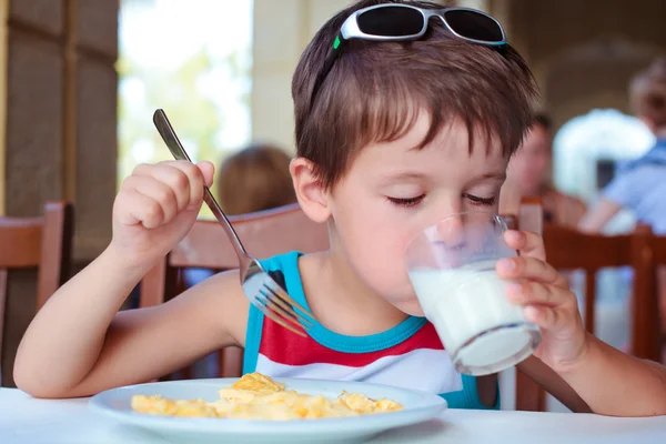 Lindo niño teniendo delicioso desayuno — Foto de Stock