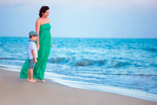Madre y su pequeño hijo disfrutando de la playa — Foto de Stock