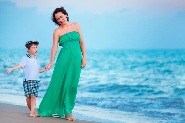 Mamma och hennes lilla son njuta av stranden — Stockfoto