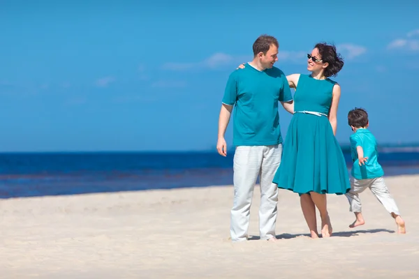 Giovane famiglia di tre divertendosi spiaggia tropicale — Foto Stock