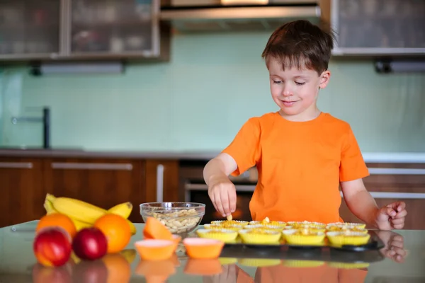 Мальчик помогает с выпечкой печенья — стоковое фото