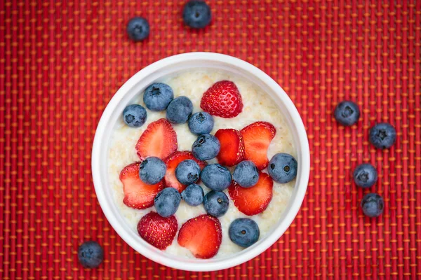 Pequeno-almoço de aveia quente com frutas frescas — Fotografia de Stock