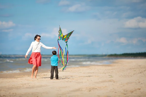 Young mather and her son playing with kite — Stock Photo, Image
